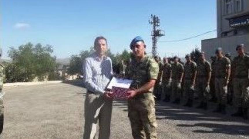 Meslek Edindirme Kursuna Katılan Askerlere Sertifika