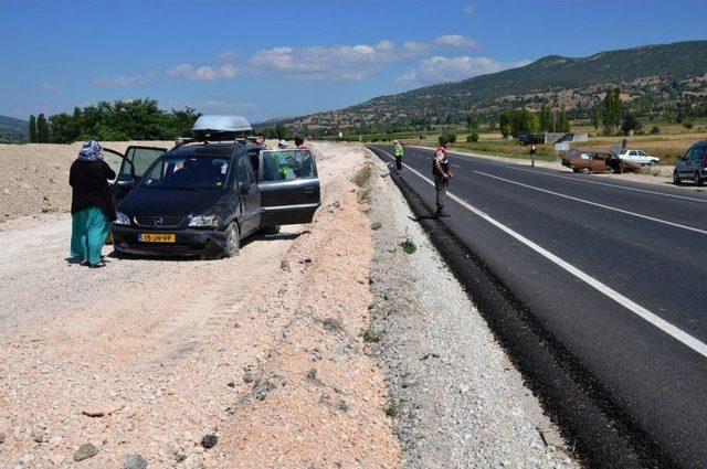 Amasya'da Iki Otomobil Çarpıştı