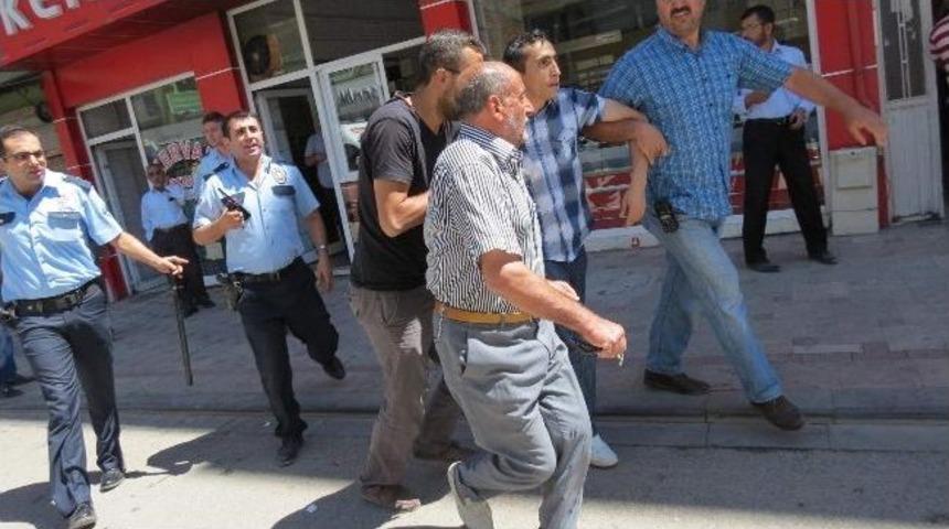 Bı&ccedil;aklı Saldırgan Korku Dolu Anlar Yaşattı