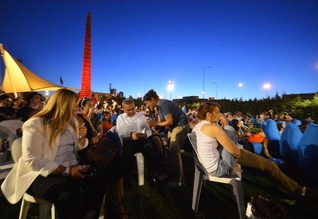 İzmir Büyükşehir'den Çimde Sinema Keyfi