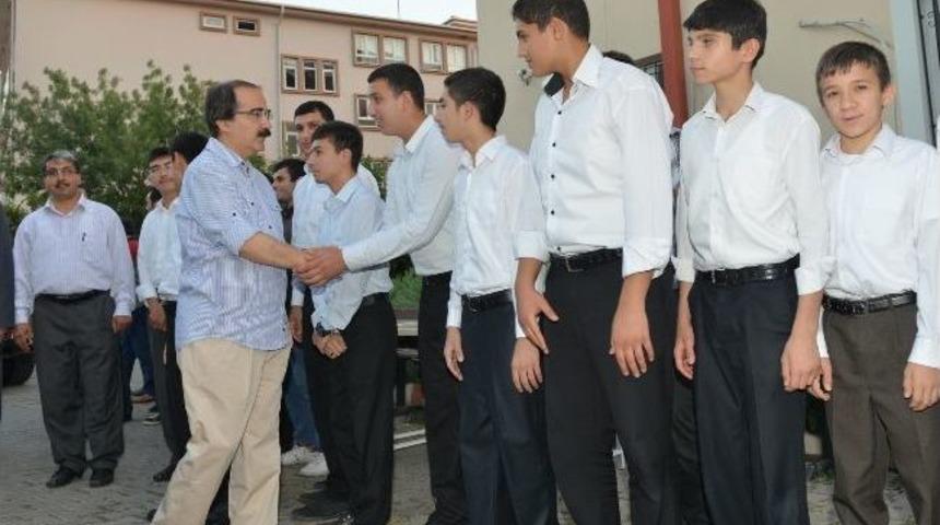 Vali Coş, &Ouml;ğrenciler İle İftarda Bir Araya Geldi