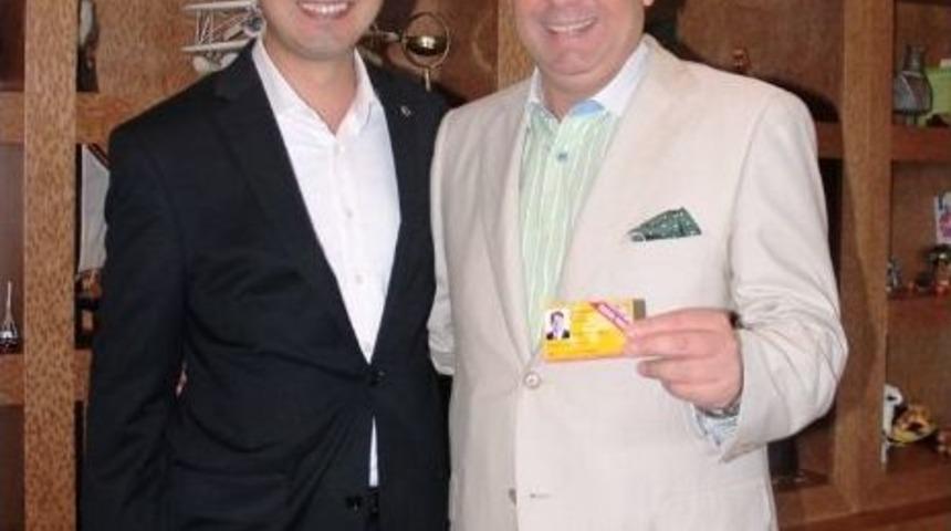 Başkan Tartan'ın Yenilenen Basın Kartı M&uuml;d&uuml;r'den