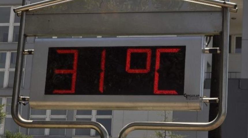 Sıcak Havalardan Bunalan Vatandaşlar Parklara Akın Etti