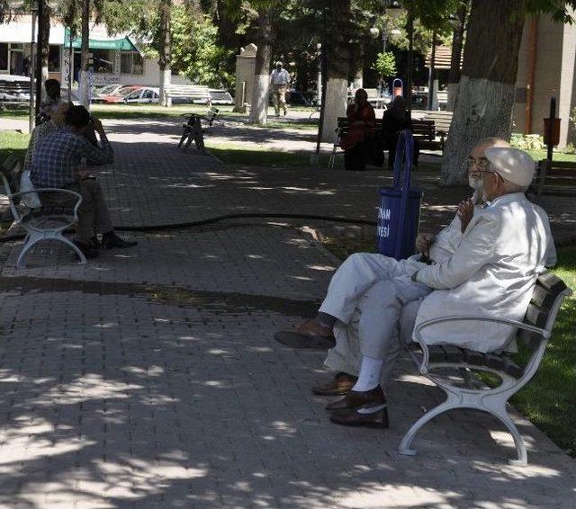 Sıcak Havalardan Bunalan Vatandaşlar Parklara Akın Etti