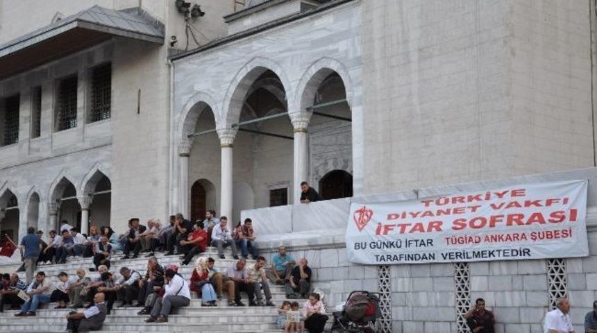 T&uuml;giad Ankara, 2 Bin Kişiye İftar Yemeği Verdi