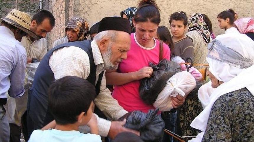 Zenginden Alıp Fakire Dağıtıyor