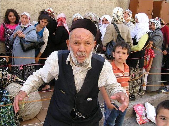 Zenginden Alıp Fakire Dağıtıyor