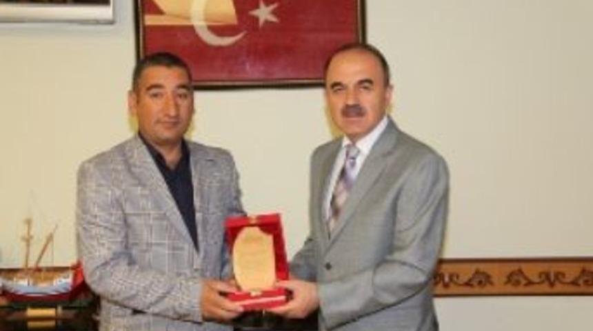 Vali Erol&rsquo;dan Tepek&ouml;y Muhtarı&rsquo;na Plaket