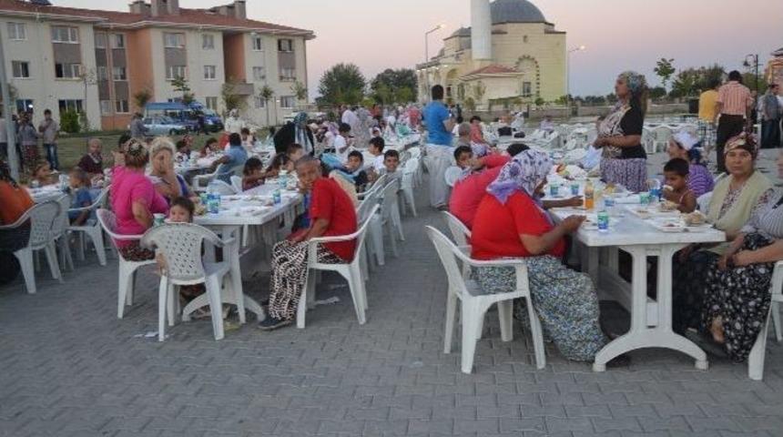 Manisa Valisi Savaş Vatandaşlarla İftarda Buluştu