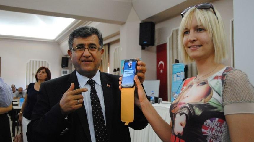 Turist, 'Manavgat Gooble'den Tatil Bilgisi Alıyor