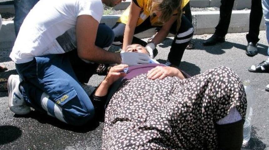 Tır Otomobile &Ccedil;arpıştı: 2 Yaralı