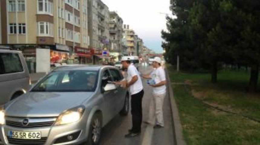 AK Parti Atakum Gen&ccedil;lik Kolları'ndan Iftar Vaktinde Yolda Kalanlara Ikram