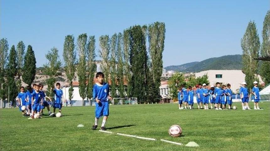 Kızılcahamam'da Minik Futbolcular Altyapı Se&ccedil;melerini Tamamladı