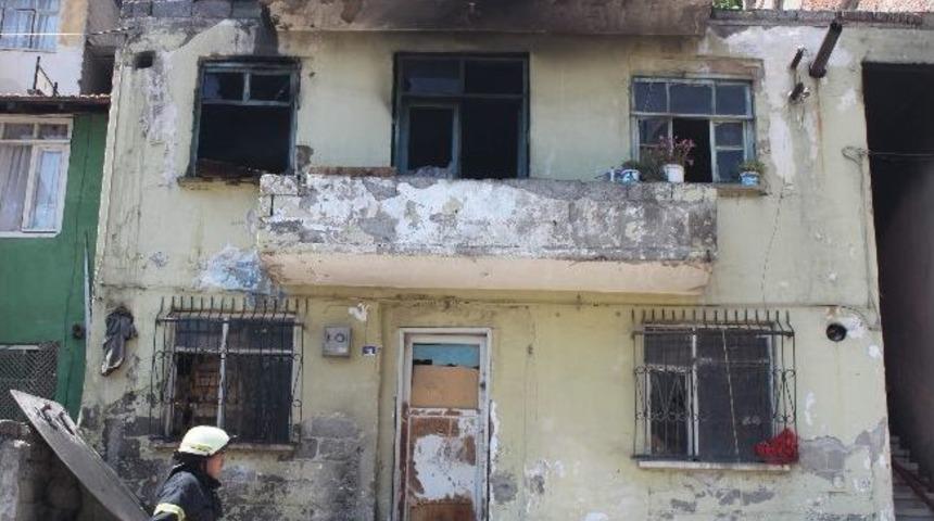 İzmit'te İki Katlı Evde Yangın &Ccedil;ıktı