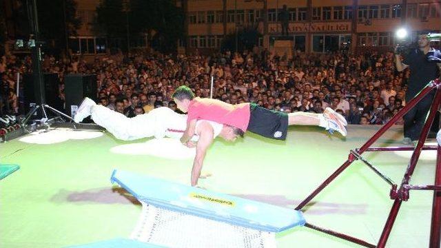 Akrobat Hakan Akdoğan'dan Nefesleri Kesen Gösteri