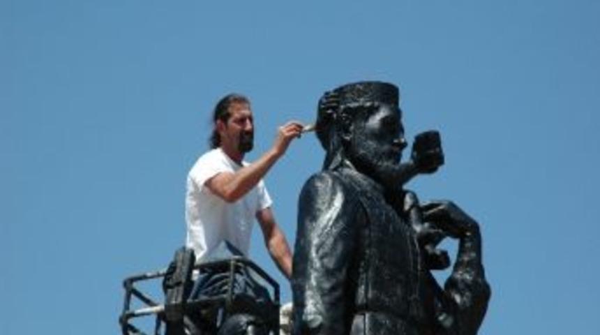 Noel Baba Heykeline Bakım Yapıldı