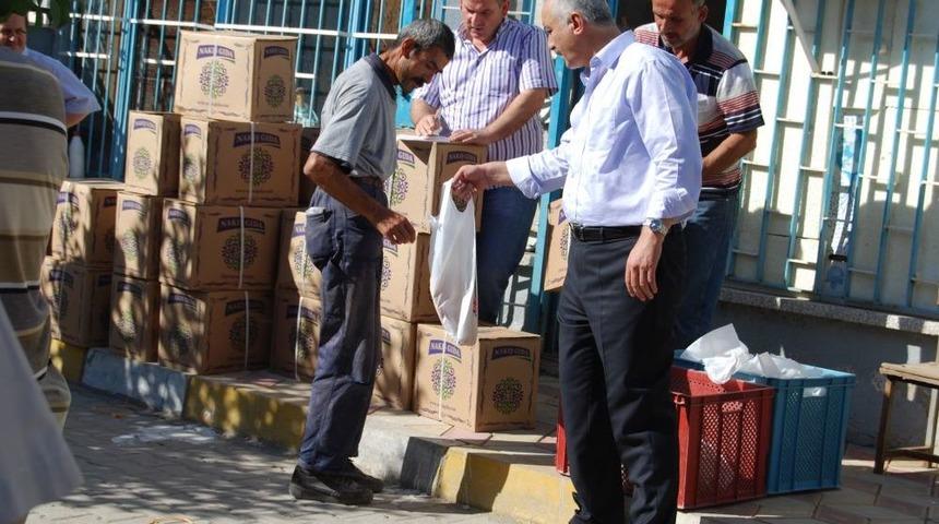 Orhaneli Belediye Başkanı Tatlıoğlu, Personeline Gıda Paketi Dağıttı
