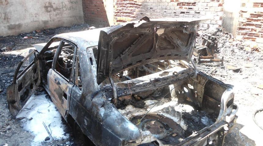 Boş Kasalar Tutuştu, Park Halindeki 2 Ara&ccedil; Yandı