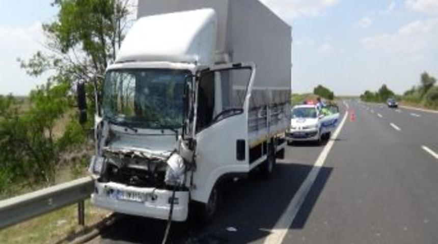 Uyuyan Kamyon S&uuml;r&uuml;c&uuml;s&uuml; &Ouml;n&uuml;ndeki Kamyona &Ccedil;arptı