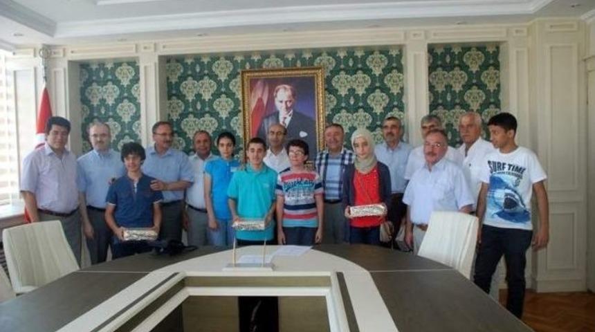 Sbs&rsquo;de Dereceye Giren &Ouml;ğrencilere Tablet Bilgisayar Hediye Edildi