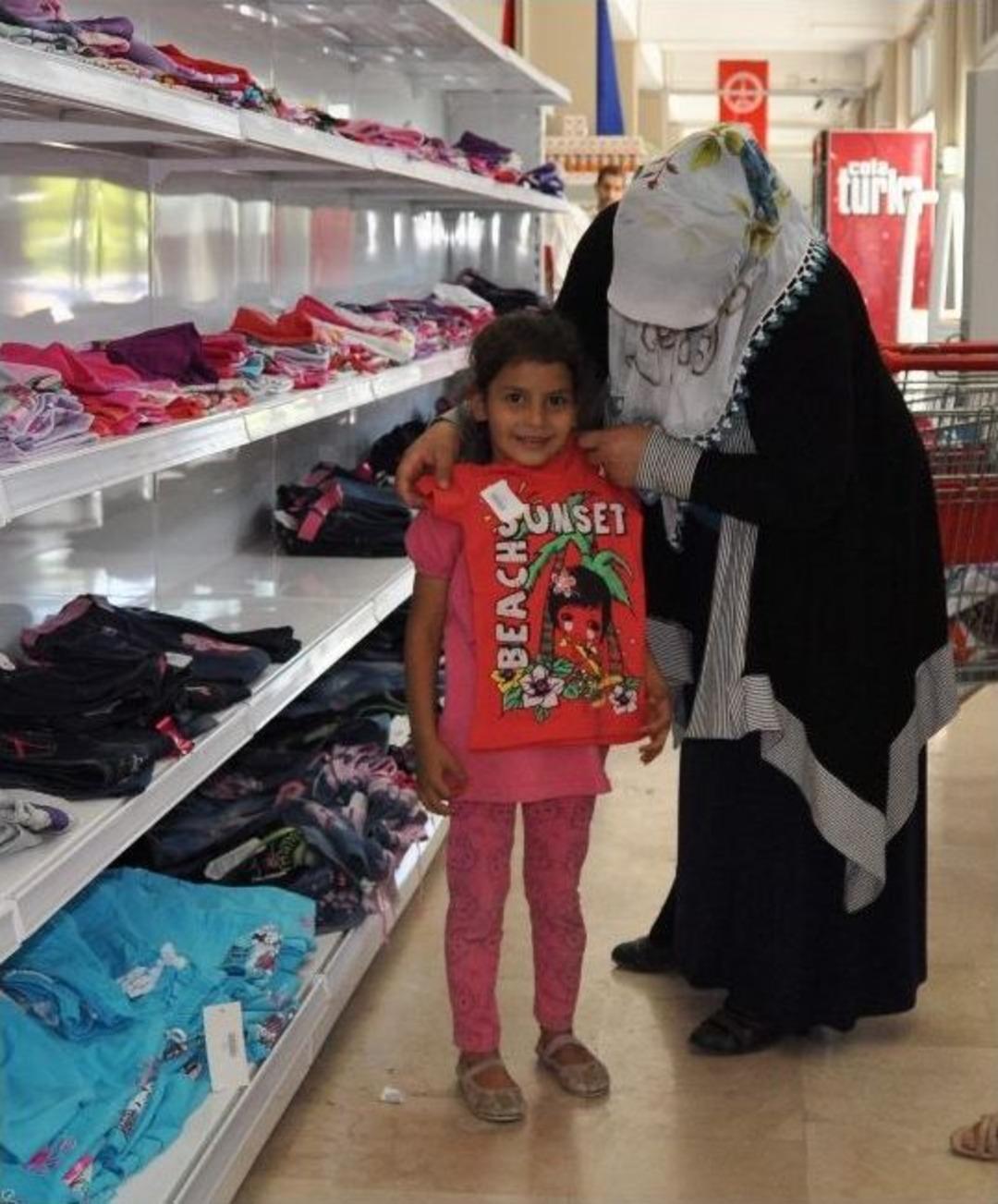 Şahinbey Belediyesi Sosyal Market M&uuml;şterilerinin Y&uuml;z&uuml; G&uuml;l&uuml;yor