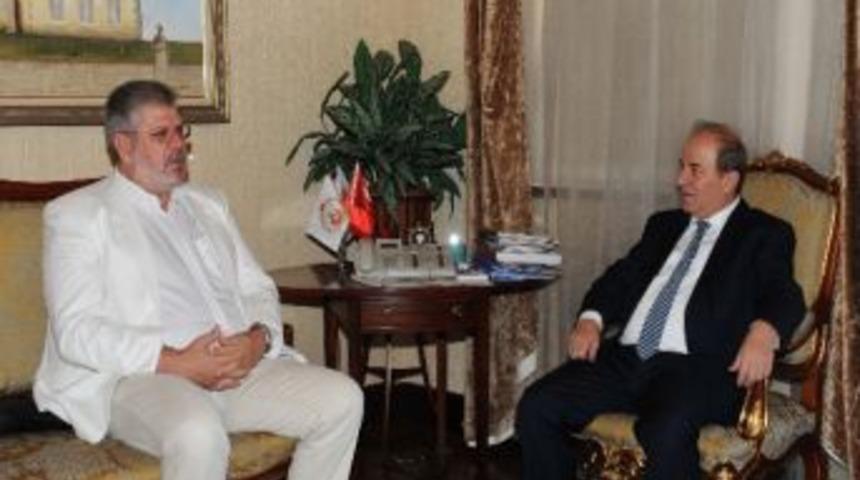 Vali &Ouml;zt&uuml;rk&rsquo;e Ziyaret