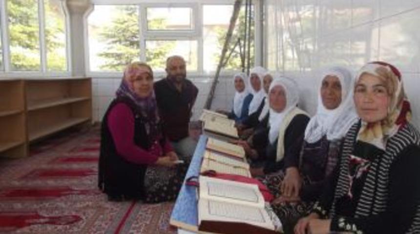 Cami Imamı, Eşiyle Beraber K&ouml;y Halkına Kur'an-ı Kerim &Ouml;ğretiyor
