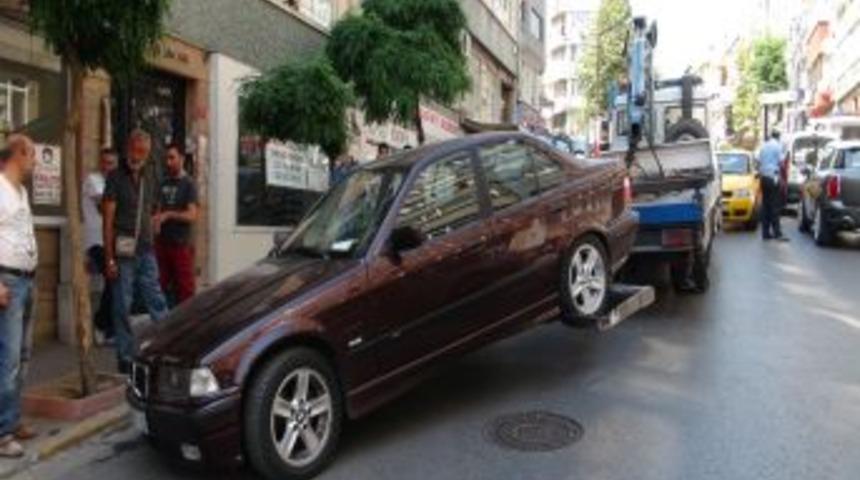 &Ccedil;ekicideki Otomobil, Otob&uuml;s Bekleyen Anne-kızın &Uuml;zerine D&uuml;şt&uuml;