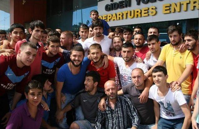 (özel Haber) Trabzonspor Taraftarından Tolga Zengin’e Görkemli Uğurlama