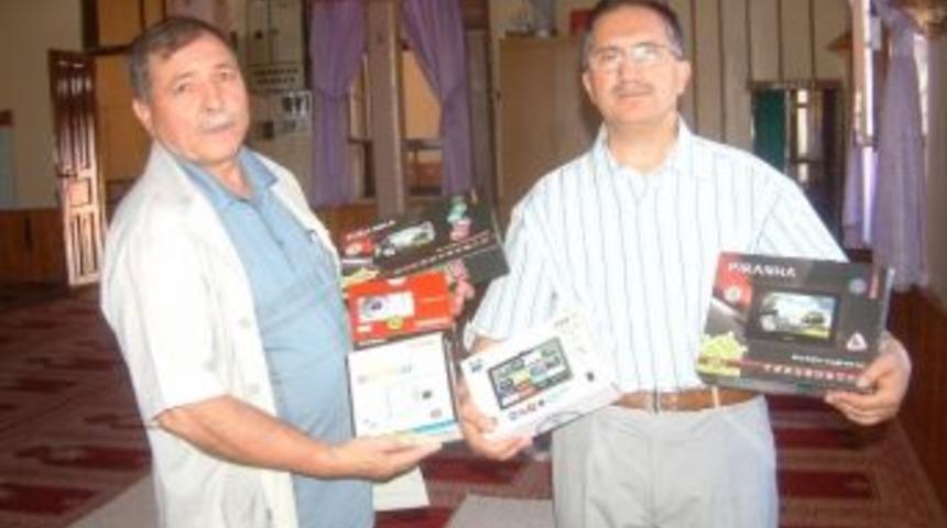 Burhaniye&rsquo;de Camiye Gelen &Ccedil;ocuklara &Ouml;d&uuml;l