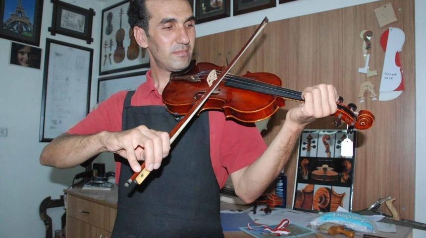 Marangoz Ustası D&uuml;nyanın En Iyi 10 Kemanından Birini Yaptı
