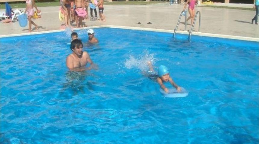 Burhaniye&rsquo;de Y&uuml;zme Okulu Minikleri Havuz İle Tanıştırdı