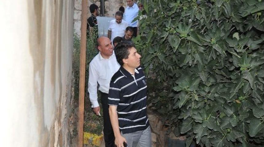 Vali İle Belediye Başkanı Vatandaşların Evinde Oru&ccedil; A&ccedil;ıyor