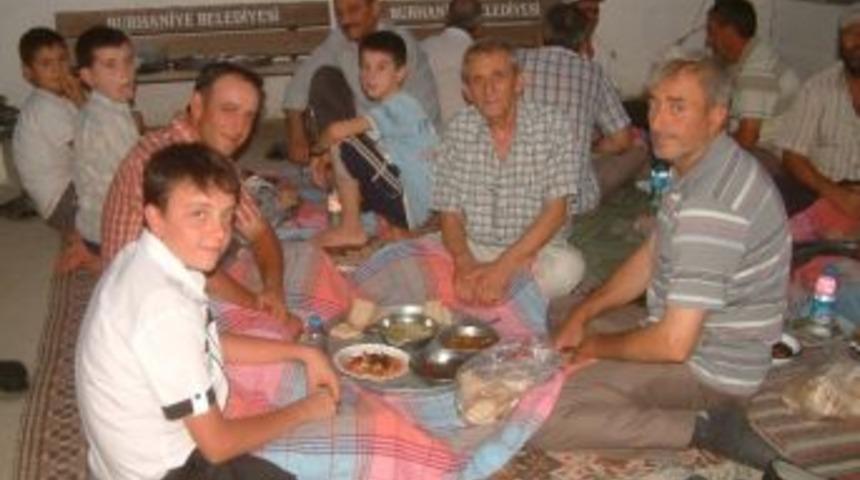 Bu K&ouml;yde Herkes İftarını Komşuda A&ccedil;ıyor