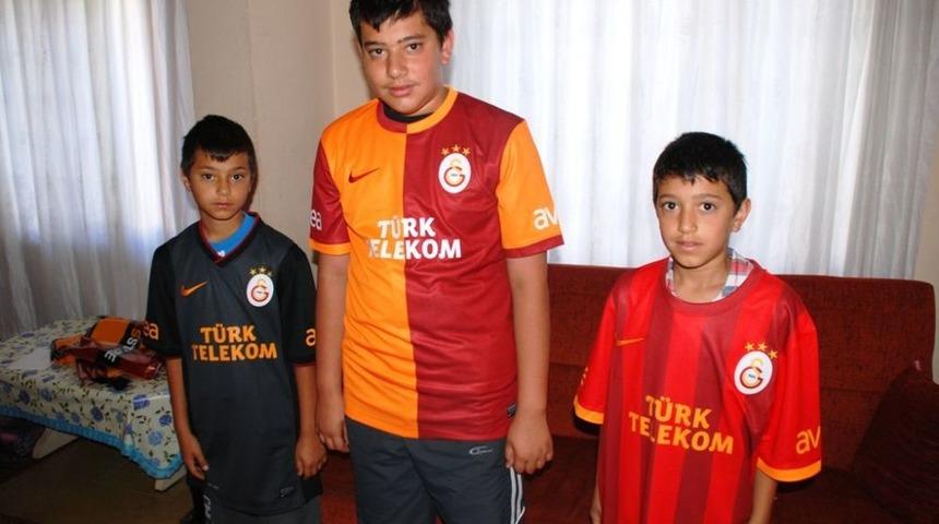 Galatasaraylı Minik Taraftarlar Formalarına Kavuştu