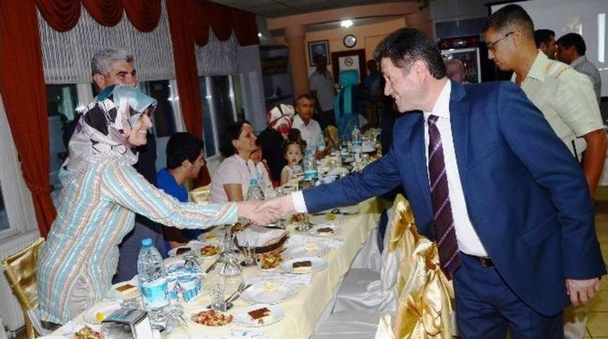 Emniyet M&uuml;d&uuml;r&uuml; &Ccedil;etin, Engelli Aileleri İle İftarda Buluştu