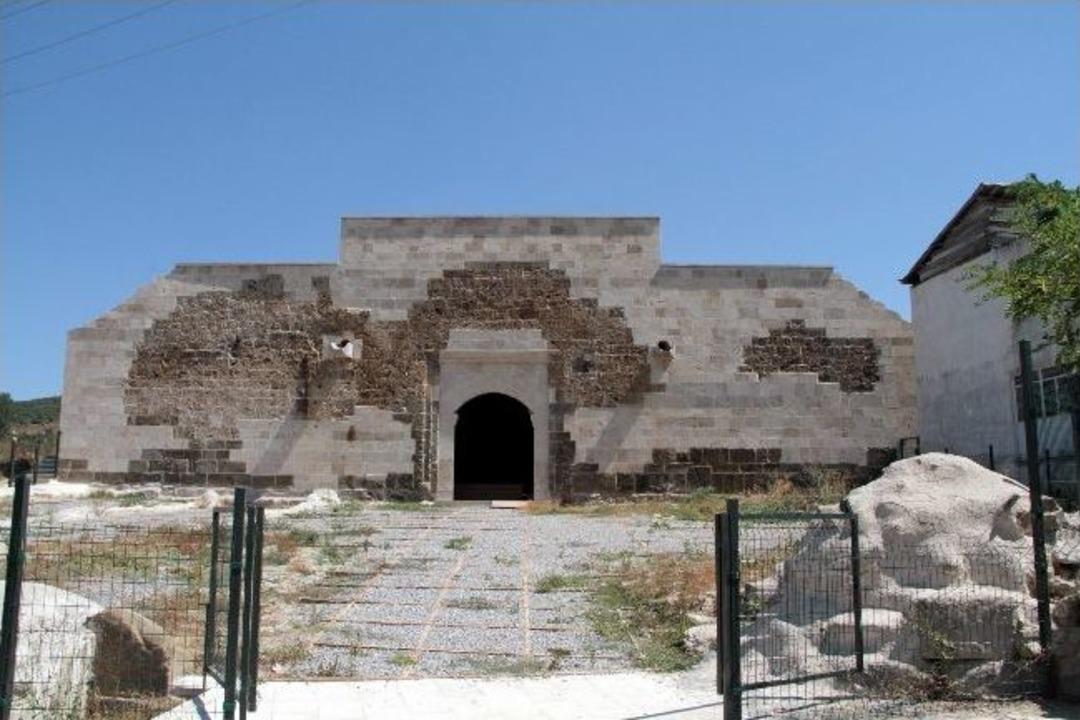 800 Yıllık Tarihi Han Menemenci Oluyor