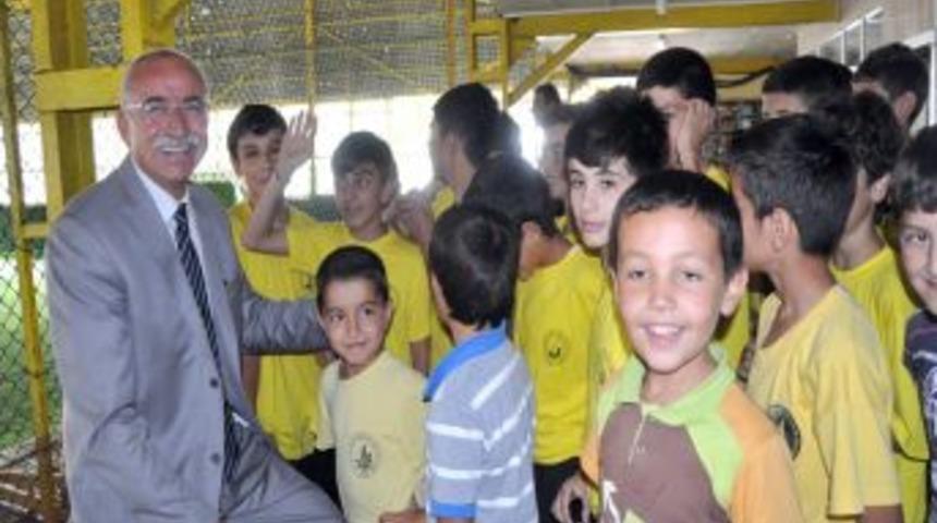 Belediye Başkanı &Ccedil;at, Yaz Spor Okulu'nu Ziyaret Etti