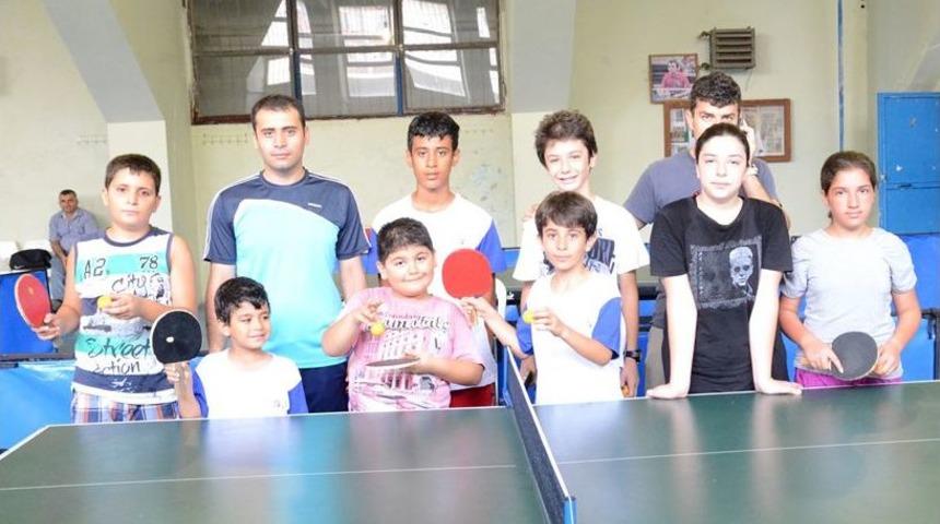 Masa Tenisi Spor Okulu'na 50 &Ouml;ğrenci Katılıyor