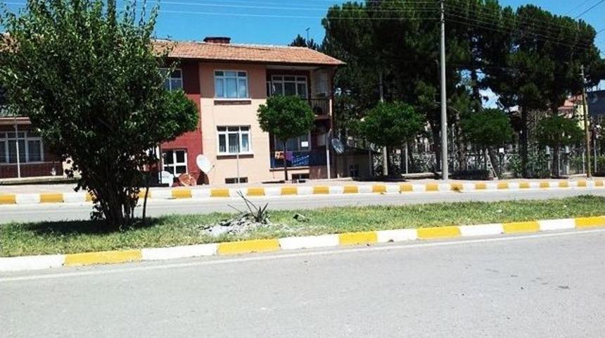 Tosya&rsquo;da Gece Yarısı Otomobilin &Ccedil;arptığı Elektrik Direği Anayolu Trafiğe Kapattı