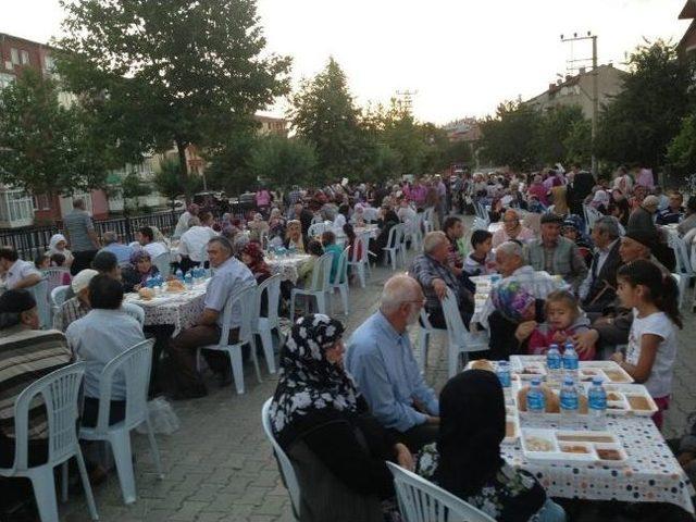 Ak Parti İftar Programlarına Devam Ediyor