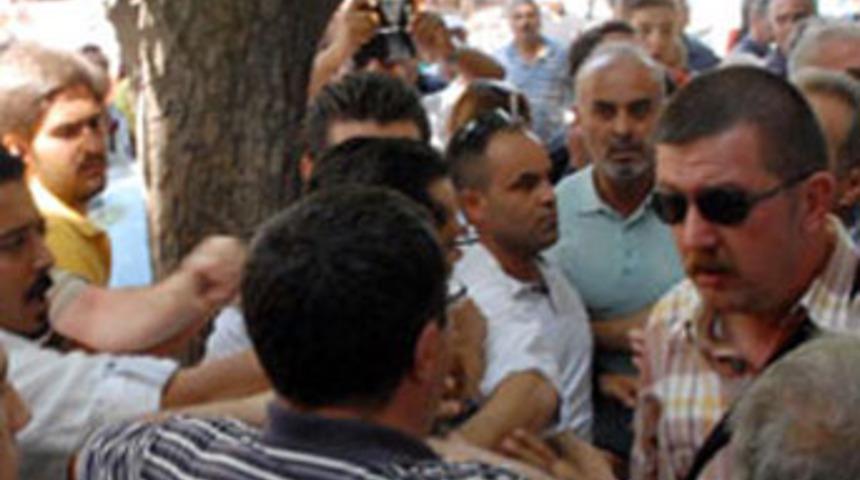 CHP'liler ile AK Partililer birbirlerini yumrukladı