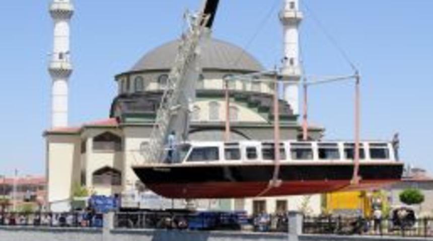 Afyon'da 48 Yolcu Kapasiteli Gemi Akar&ccedil;ay'a Indirildi