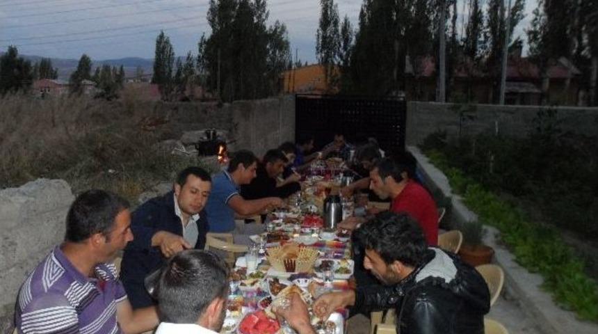 Kur&rsquo;an Kardeşliği Derneğinden İftar Yemeği Verildi