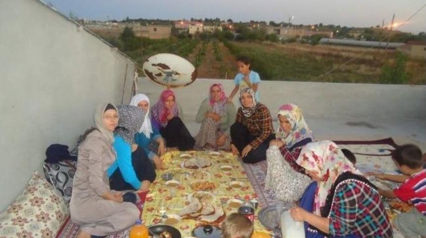 Ak Parti Kadın Kolları Y&ouml;netimi, Yemekleriyle Vatandaşlara Misafir Oluyorlar