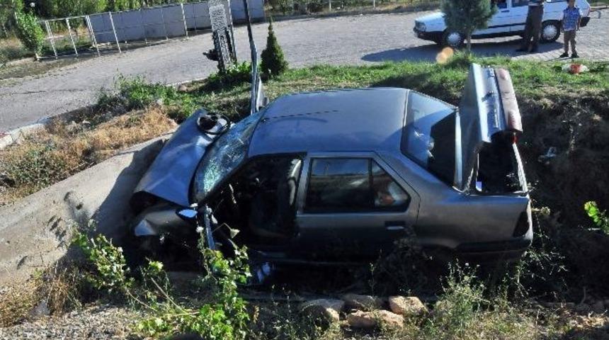 Otomobil Sulama Kanalına D&uuml;şt&uuml;: 7 Yaralı