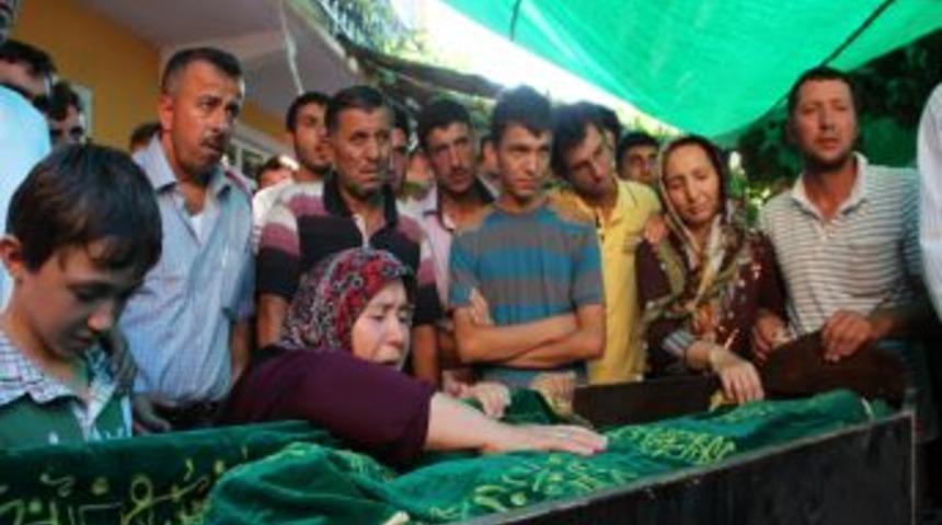 9 kız kardeş abilerinin tabutuna omuz verdi