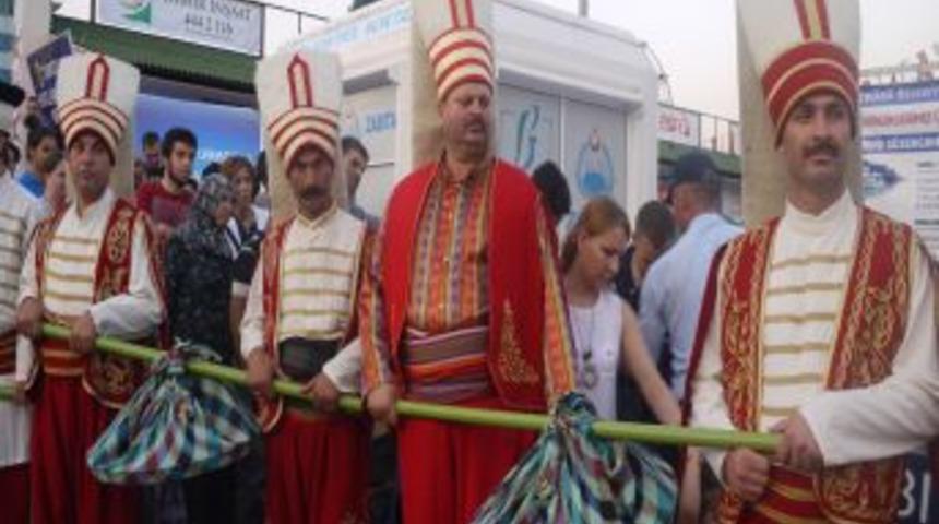 Osmalı'dan G&uuml;n&uuml;m&uuml;ze Kalan 'Baklava Alayı' Vatandaşların Ilgisini &Ccedil;ekti