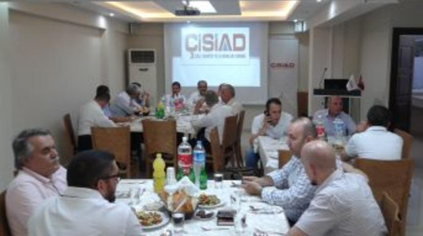 İZİSAD, &Ccedil;iğli Protokol&uuml; Ile Sanayicilerini Iftar Yemeğinde Bir Araya Getirdi