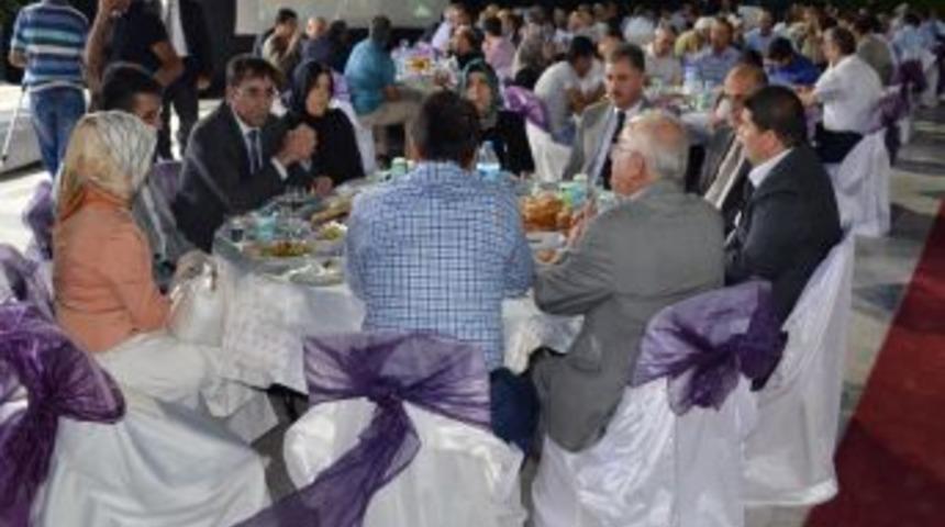 Bakan Yılmaz: T&uuml;rkiye'yi, D&uuml;nyaya Farklı Sunanlar Başarıyı &Ccedil;ekemeyenlerdir